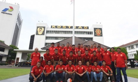 Presdir PS TNI yang juga Pangkostrad Letjen TNI Edy Rahmayadi (tengah) bersama pemain dan official PS TNI berfoto usai peluncuran di Makostrad, Jakarta, Selasa (19/4).