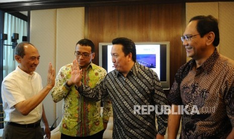 Presdir PT Adaro Energy Garibaldi Thohir (kedua kanan), Presdir PT Tanjung Power Indonesia Mustiko Bawono, wakil Presdir PT Adaro Power Dharma Djojonegoro dan Presdir PT Adaro Power Mohammad Effendi (dari kiri) berbincang mengacungi jempol usai mengelar ko