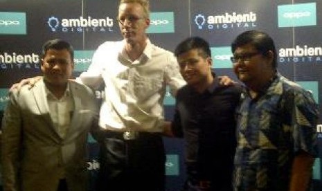 Presdir PT ADI Remco Lupker (baju putih) dan manajemen PT Indonesia OPPO  Electronics