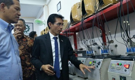 Presdir PT Borsya Cipta Communica Boris Syaifullah (kiri) memperlihatkan proses produksi kabel fiber optik kepada Ketua Kadin Kota Bandung Iwa Gartiwa (kanan/tengah)  disela HUT ke-3 PT Borsya Cipta Communica di kawasan komersial Bizpark Kopo, Jalan Kopo Sayati, Kota Bandung, Sabtu(17/11/2018). PT Borsya Cipta Communica merupakan salah satu perusahaan yang bergerak dalam penyedia kabel fiber optik di Indonesia.