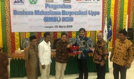 Presdir PT First Media Tbk Harianda Noerlan (tengah) menyerahkan bantuan program Bantuan Mahasiswa Berprestasi Lippo (BMBL) 2018 secara simbolis kepada Rektor Unsam Dr Bachtiar Akob MPd, di Auditorium Unsam, Langsa (5/3).