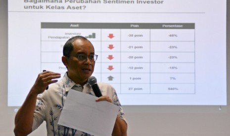 Presiden Direktur PT Manulife Aset Manajemen Indonesia (MAMI) Legowo Kusumonegoro memaparkan hasil survei Manulife Investor Sentiment Index, di Semarang, Jateng, beberapa waktu lalu. MAMI menyediakan Layanan Investasi (LANI) melalui layanan perpesanan instan, Whatsapp, bagi para investor.