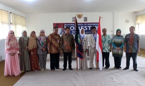 Presdir Sekolah Bosowa  Bina Insani (SBBI) Sutrisno Muslimin dan   Kepala Bidang Pendidikan Menengah, Dinas Pendidikan Kota Bogor Jana Sugiana melepas peserta home stay SBBI ke Inggris, Jumat (29/4).,  