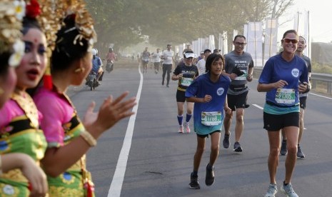 Presdir Tirta Investama (Danone-AQUA), Corine Tap (kanan) menjadi salah satu peserta kategori 10 K dalam Maybank Bali Marathon 2019, Ahad (8/9).