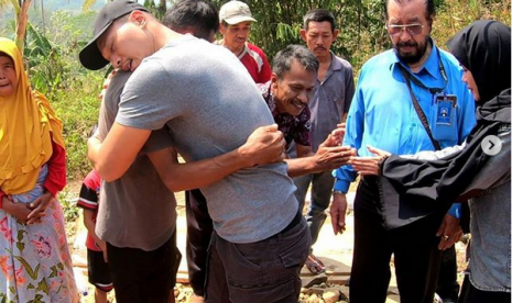 Presenter Bima Aryo mendatangi pemakaman ART di rumahnya, Yayan dan juga mengunjungi keluarga Yayan.