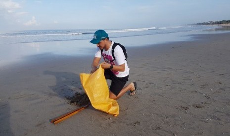 Presenter dan aktor Hamish Daud mendukung kampanye One Island One Voice 'Bali's Biggest Clean-Up' di Pantai Legian, Bali.