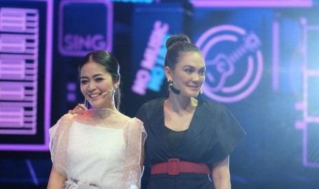 Presenter Gracia Indri (kiri) bersama Aktriis Luna Maya (kanan)