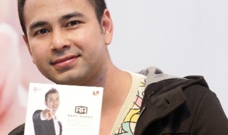 Selebritas Raffi Ahmad membagikan ribuan produk Oxygen Denim kepada pelaku UMKM untuk membangkitkan semangat.  