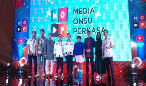 Presenter Ruben Onsu (tengah) meluncurkan unit bisnis terbaru yaitu Media Onsu Perkasa (MOP) yang merupakan One Stop Entertainment Service dan Digital Vision. 