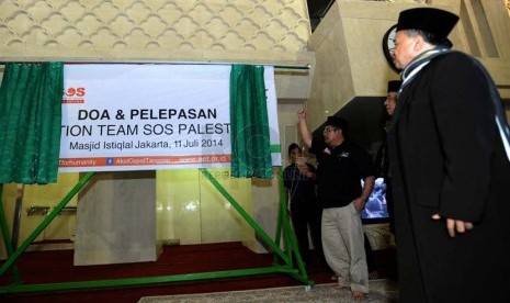 Presiden ACT Ahyudin (kedua kanan) meresmikan pelepasan relawan yang berangkat ke Palestina di Jakarta, Jumat (11/7). (Republika/ Tahta Aidilla).