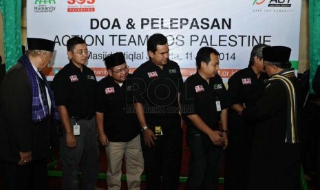 Ketua MUI Bid Luar Negeri Muhyidin Junaidi (kanan) memberikan ucapan doa saat melepas relawan yang berangkat ke Palestina di Jakarta, Jumat (11/7).L (Republika/ Tahta Aidilla).