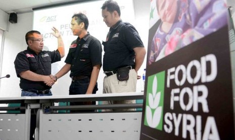 Presiden ACT Ahyudin melepas relawan 'Food for Syria', Selasa (3/9)