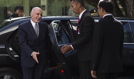 Afghan President Mohammad Ashraf Ghani (left) welcomed by President Joko Widodo (right) at the Merdeka Palace, Jakarta, Wednesday (April 5). 