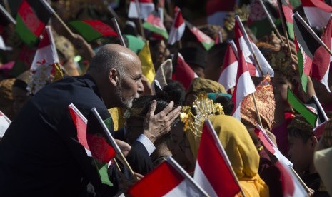 Presiden Afganistan Mohammad Ashraf Ghani mencium anak pembawa bendera di halaman Istana Merdeka, Jakarta, Rabu (5/4). 