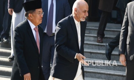 Presiden Afghanistan Ashraf Ghani dan Wakil Presiden Indonesia H. Muhammad Jusuf Kalla  berjalan keluar setelah upacara pembukaan Konferensi Proses Kabul di istana kepresidenan di Kabul, Afghanistan (28/2)