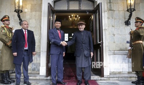  Presiden Afghanistan Ashraf Ghani menyambut kedatangan Presiden Jokowi di Istana Presiden, Kabul, Senin (29/1).