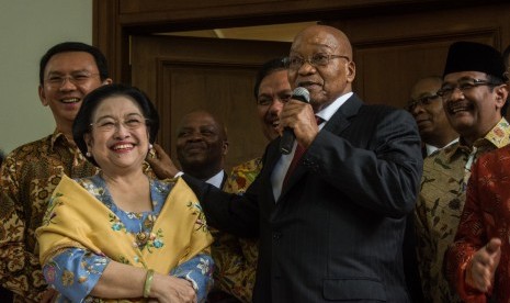 Presiden Afrika Selatan Jacob Zuma (ketiga kanan) didampingi mantan Presiden yang juga Ketua Umum PDIP Megawati Soekarnoputri (kedua kiri), Gubernur DKI Jakarta nonaktif Basuki Tjahaja Purnama atau Ahok (kiri), dan Wakil Gubernur DKI Jakarta nonaktif Djaro