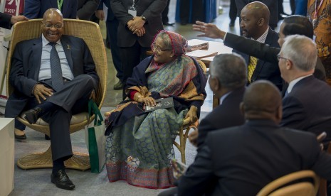 Presiden Afrika Selatan Jacob Zuma (kiri), PM Bangladesh Hasina Wajed (kedua kiri), Presiden Joko Widodo (keempat kiri) dan PM Australia Malcom Turnbull (kanan) duduk di kursi rotan produksi dalam negeri ketika mengunjungi pameran produk perdagangan