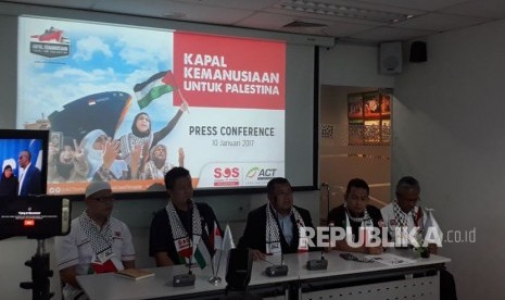 Presiden Aksi Cepat Tanggap (ACT), Ahyudin bersama timnya menyampaikan konferensi pers terkait pengiriman bantuan 10.000 ton beras ke Palestina di Kantor ACT, Menara 165, Jakarta Selatan, Rabu (10/1). n/Muhyiddin