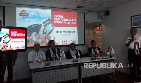 Presiden Aksi Cepat Tanggap (ACT), Ahyudin bersama timnya menyampaikan konferensi pers terkait pengiriman bantuan 10.000 ton beras ke Palestina di Kantor ACT, Menara 165, Jakarta Selatan, Rabu (10/1). n/Muhyiddin