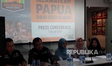 Presiden Aksi cepat tanggap (ACT), Ahyudin (tengah) menyampaikan konferensi pers terkait pemberangkatan kapal kemanusiaan menuju Papua dengan membawa 100 ton beras di Menara 165, Jakarta Selatan, Kamis (1/2). 