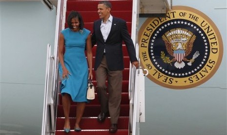 Presiden Amerika Serikat (AS) Barack Obama dan ibu negara, Michelle Obama, memang selalu terlihat akrab, seperti saat menuruni tangga pesawat kepresiden Air Force One di Pangkalan Angkatan Udara Andrews di Maryland, AS, Sabtu (5/5).  