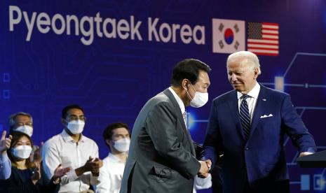 Presiden Amerika Serikat (AS) Joe Biden saat bertemu Presiden Korsel Yoon Suk-yeol. Kantor kepresidenan Korea Selatan mengatakan pihaknya akan menuntut Amerika Serikat untuk mengambil tindakan yang tepat terkait laporan dugaan mata-mata yang dilakukan Amerika Serikat terhadap para pejabat tinggi keamanannya ketika rincian dari masalah tersebut telah dikonfirmasi, kantor berita Yonhap melaporkan.