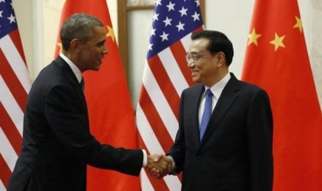 Presiden Amerika Serikat Barack Obama berjabat tangan dengan Perdana Menteri Cina Li Keqiang.