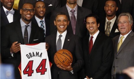 Presiden Amerika Serikat, Barack Obama, berpose bersama Lebron James (kiri) di Ruang Timur di Gedung Putih, Washington, Senin (18/1). 