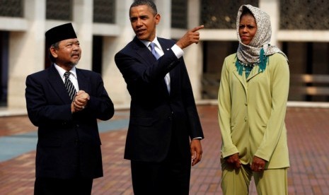 Presiden Amerika Serikat, Barack Obama beserta istri Michelle Obama saat berkunjung ke Masjid Istiqlal, 10 November 2010