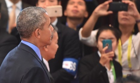 Presiden Amerika Serikat Barack Obama (kiri) tiba untuk mengikuti ASEAN-US Summit di National Convention Center, Vientiane, Laos, Kamis (8/9).