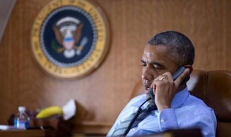 Presiden Amerika Serikat Barack Obama tengah berbicara melalui sambungan telepon dengan Presiden Ukraina Petro Poroshenko di dalam pesawat kepresidenan Air Force One