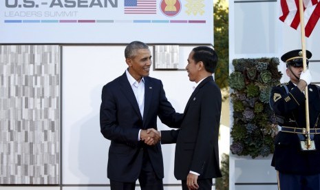 Presiden Amerika Serikat Barrack Obama (kiri) menyambut kedatangan Presiden Joko Widodo (kanan) saat KTT ASEAN-Amerika Serikat di California, Amerika Serikat, Selasa (16/2).