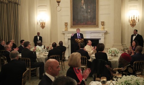 Presiden Amerika Serikat, Donald J. Trump (tengah), berbincang dengan tamunya saat acara buka puasa di Gedung Putih, Washington, Amerika Serikat, Senin (13/5).