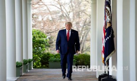 Presiden Amerika Serikat Donald Trump berjalan ke konferensi pers tentang virus corona dan pandemi COVID-19, di Gedung Putih, Washington, DC, AS. Para anggota parlemen ingatkan Trump risiko pembukaan ekonomi saat pandemi. Ilustrasi.