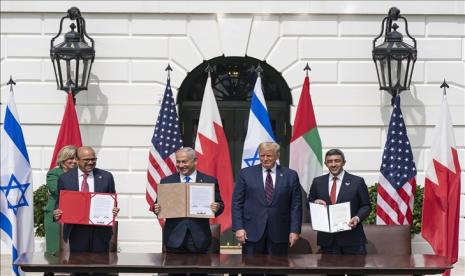 Presiden Amerika Serikat Donald Trump (kedua kanan), Perdana Menteri Israel Benjamin Netanyahu (kedua kanan), Menteri Luar Negeri UEA Abdullah bin Zayed Al Nahyan (kanan) dan Menteri Luar Negeri Bahrain Abdullatif bin Rashid Al Zayani (kiri) menghadiri upacara penandatanganan kesepakatan 