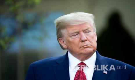 Presiden Amerika Serikat Donald Trump menyampaikan pernyataan tentang coronavirus dan pandemi COVID-19, di Rose Garden, Gedung Putih, Washington, DC, AS, Ahad (29/3). Trump mengumumkan bahwa pembatasan terkait dengan coronavirus dan COVID-19 akan diberlakukan. diperpanjang hingga 30 April. 