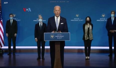 Presiden Amerika Serikat terpilih dari partai Demokrat, Joe Biden (tengah)