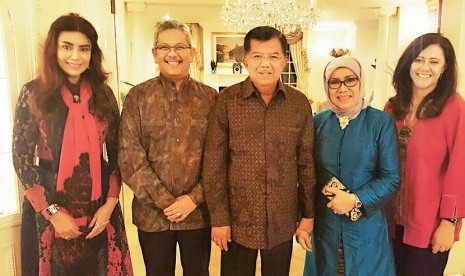 Presiden Anti-Aging Dunia Dr Deby Vinski (kiri) menyampaikan laporan kegiatan tingkat dunia pada penasehat WOCPM, Dr. Jusuf Kalla