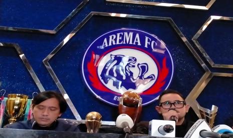 Presiden Arema FC, Gilang Widya Pramana (kanan), dan Media Officer Arema FC, Sudarmaji, memberikan keterangan pers terkait tragedi Kanjuruhan di Kantor Arema FC, Kota Malang, Senin (3/10/2022).