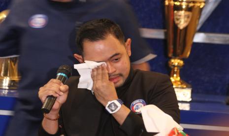 Presiden Arema FC Gilang Widya Pramana menangis saat menyampaikan keterangan kepada wartawan di Sekretariat Arema FC, Malang, Jawa Timur, Senin (3/10/2022). Manajemen Arema FC mengatakan siap bertanggung jawab dengan menerima sanksi apapun yang dijatuhkan PSSI dan memfokuskan perhatian pada upaya pemulihan kondisi korban luka serta pemberian santunan pada keluarga korban meninggal atas tragedi di Stadion Kanjuruhan.