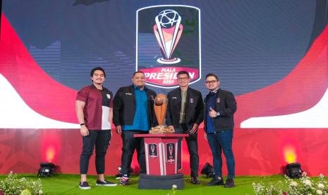 Presiden Arema FC, Gilang Widya Pramana (paling kanan) saat drawing Piala Presiden 2022.