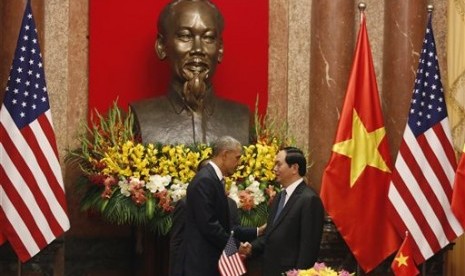 Presiden AS Barack Obama berjabat tangan dengan Presiden Vietnam Tran Dai Quang saat penandatanganan Vietjet dan Boeing Commercial Airplanes di Istana Presiden di Hanoi, Vietnam, Senin, 23 Mei 2016.