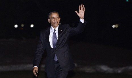 Presiden AS Barack Obama berjalan kembali ke kediaman setelah tiba di Gedung Putih, Washington DC, Amerika Serikat, 28 Januari 2016 setelah melakukan perjalanan ke Baltimore.