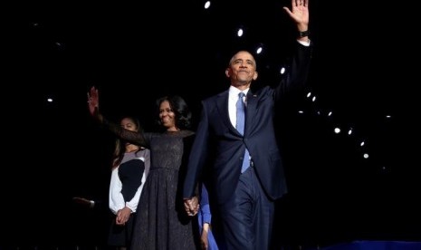 Presiden AS Barack Obama bersama istri, Michele Obama, di atas panggung saat pidato perpisahannya di Chicago, AS, Selasa (11/1) waktu setempat. 