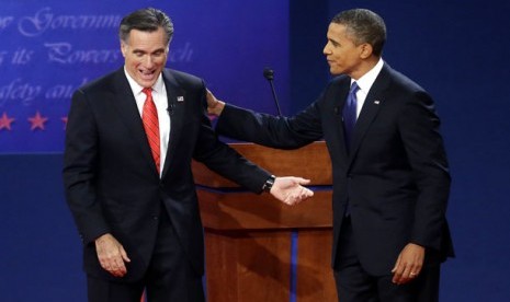 Presiden AS Barack Obama bersama kandidat presiden dari partai Republik Mitt Romney.