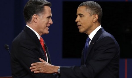 Presiden AS Barack Obama bersama kandidat presiden dari partai Republik Mitt Romney.