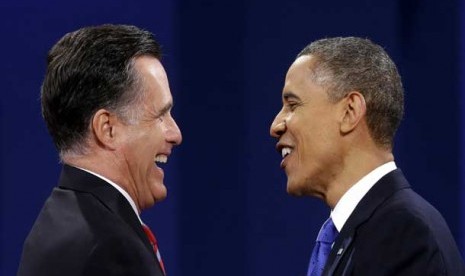 Presiden AS Barack Obama bersama kandidat presiden dari partai Republik Mitt Romney usai debat capres di Lynn University, Selasa (23/10).