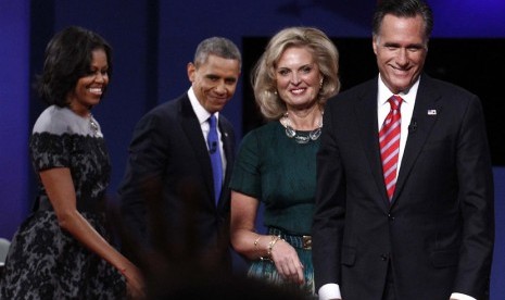   Presiden AS Barack Obama bersama Michelle Obama dan kandidat presiden AS dari Partai Republik MItt Romney dan Ann Romney pada akhir debat final presiden AS di Boca Raton, Florida, Selasa (23/10). (Jim Young/Reuters)