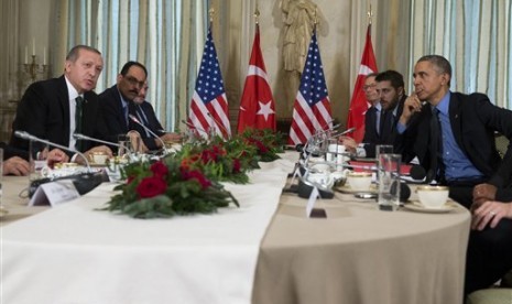 Presiden AS Barack Obama bertemu dengan Presiden Turki Recep Tayyip Erdogan di sela KTT perubahan iklim di Paris, Selasa, 1 Desember 2015.